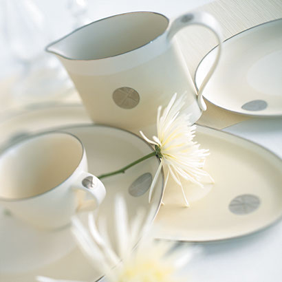 Gold/Platinum dinnerware 18 large